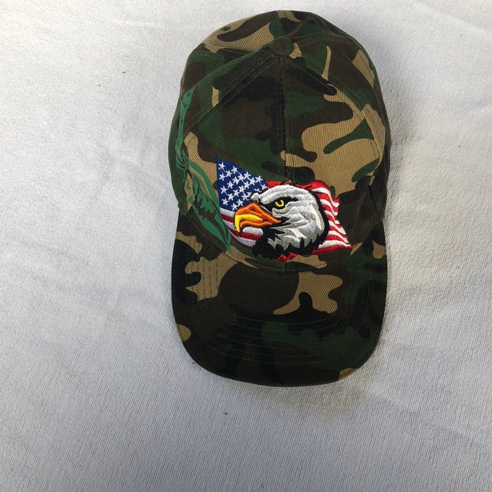 Men’s camouflage patriotic baseball hat.